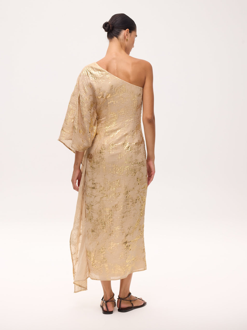 AARON - Vestido asimétrico manga capa nude con lurex, perfecto para invitadas de boda y fiesta spring summer. MIOH es la marca de vestidos de invitada de boda y fiesta de referencia en España