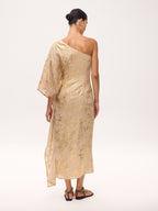 AARON - Vestido asimétrico manga capa nude con lurex, perfecto para invitadas de boda y fiesta spring summer. MIOH es la marca de vestidos de invitada de boda y fiesta de referencia en España