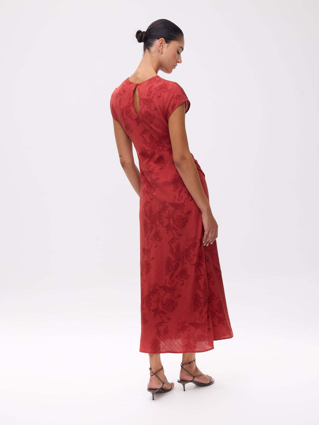 ADRIANA BOTANIC - Vestido manga corta japonesa con vuelo y tela floral botánica, perfecto para invitadas de boda y fiesta spring summer. MIOH es la marca española de vestidos de fiesta mas de moda, preferida por influencers y famosas de España