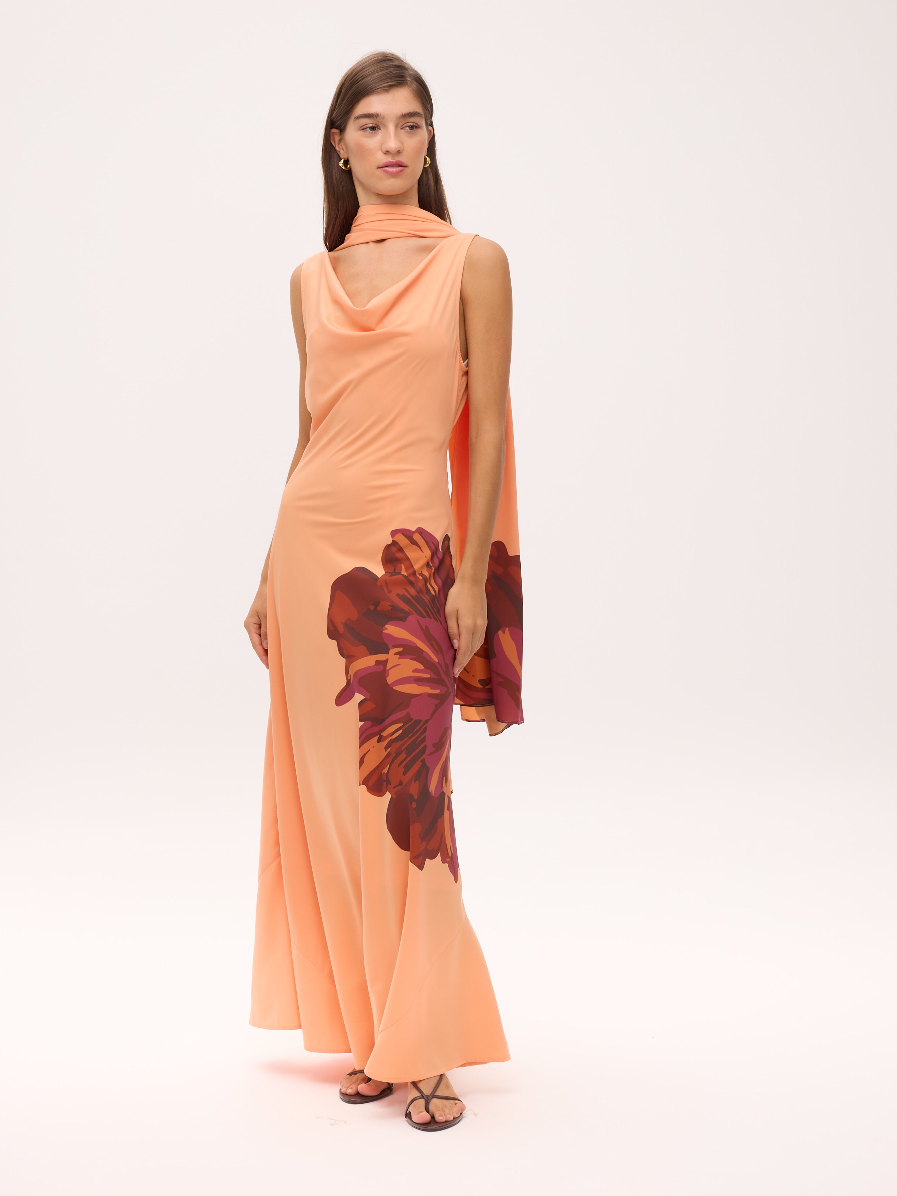 CAPE MAXI - Capa estampado maxi flor, perfecto para invitadas de boda y fiesta spring summer. MIOH es la marca que eligen las influencers de España para sus eventos, como bodas y fiestas