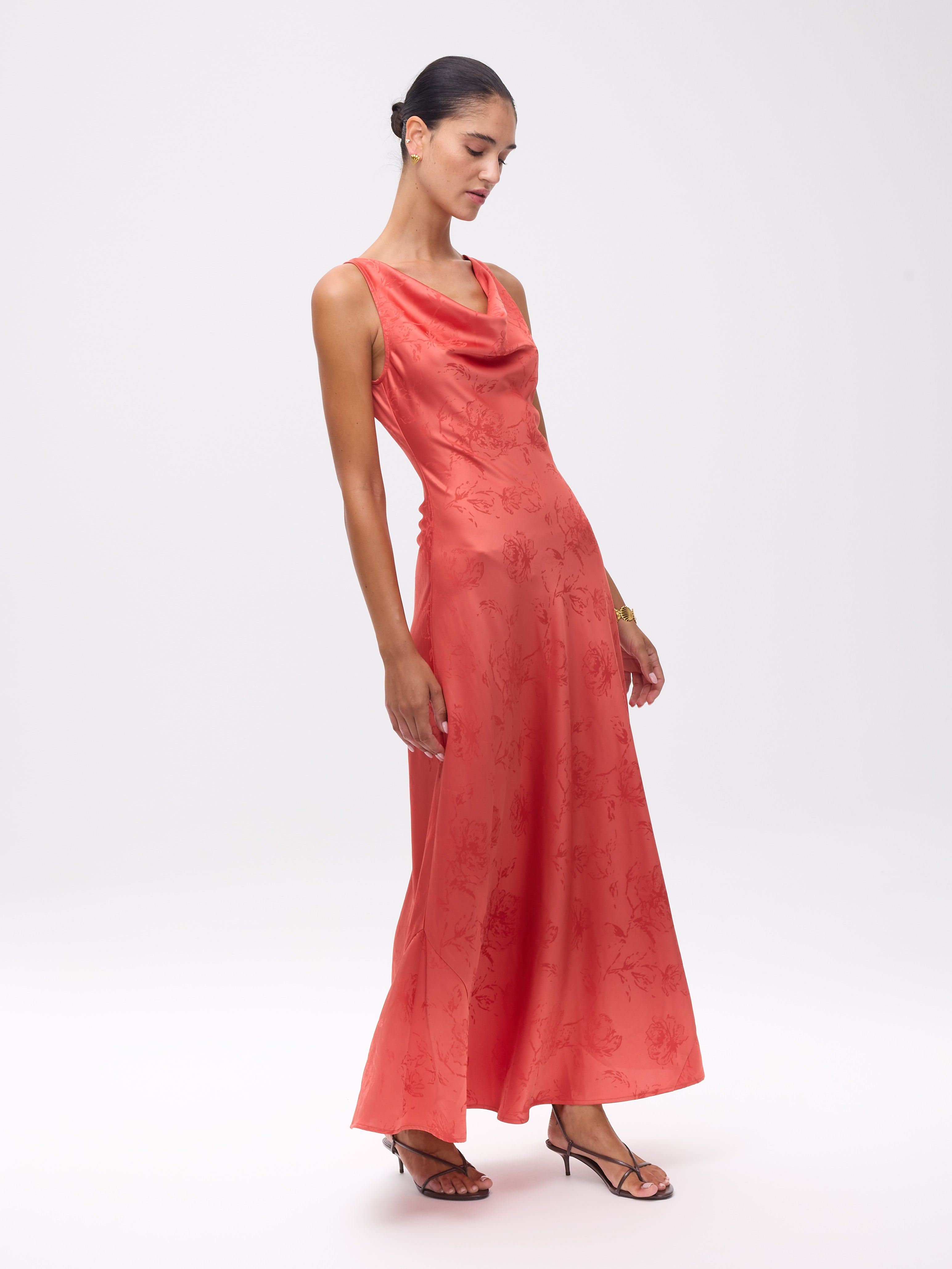 MARCIA CORAL - Vestido escote cascada jacquard floral midi, perfecto para invitadas de boda y fiesta spring summer. MIOH es la marca que eligen las influencers de España para sus eventos, como bodas y fiestas