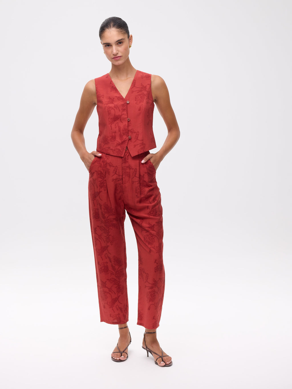 MONTESCO VEST - Chaleco tela floral botánica, para invitadas de boda, fiesta y eventos de primvera y verano. MIOH es la marca española de vestidos de fiesta para invitadas de boda más de moda en España