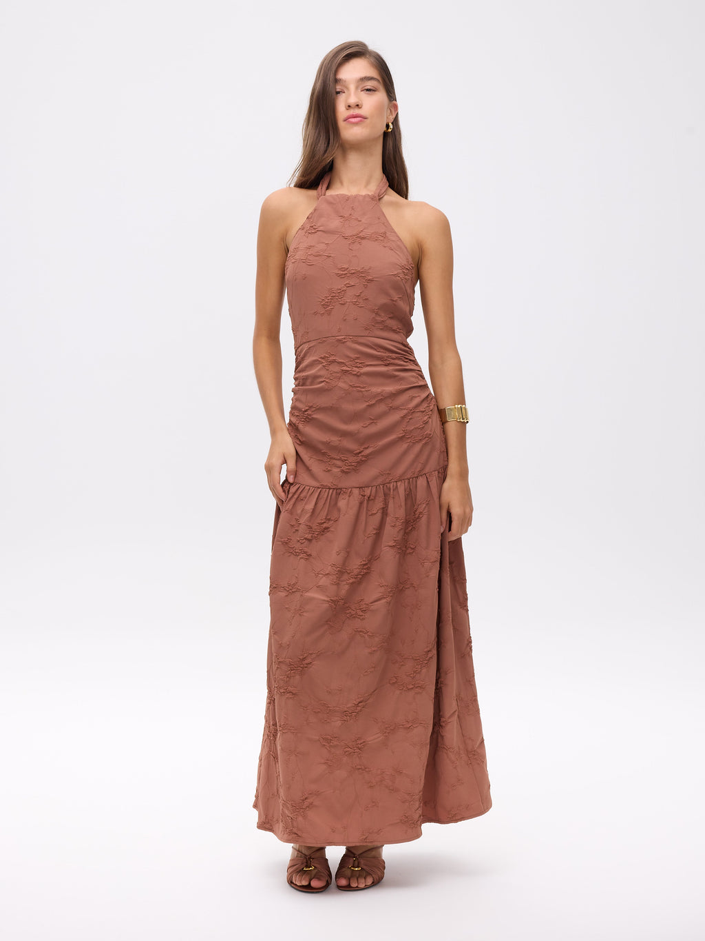 VERONA MOCA - Vestido cuello halter con volante damasco moca, perfecto para invitadas de boda y fiesta spring summer. MIOH es la marca española de vestidos de fiesta mas de moda, preferida por influencers y famosas de España